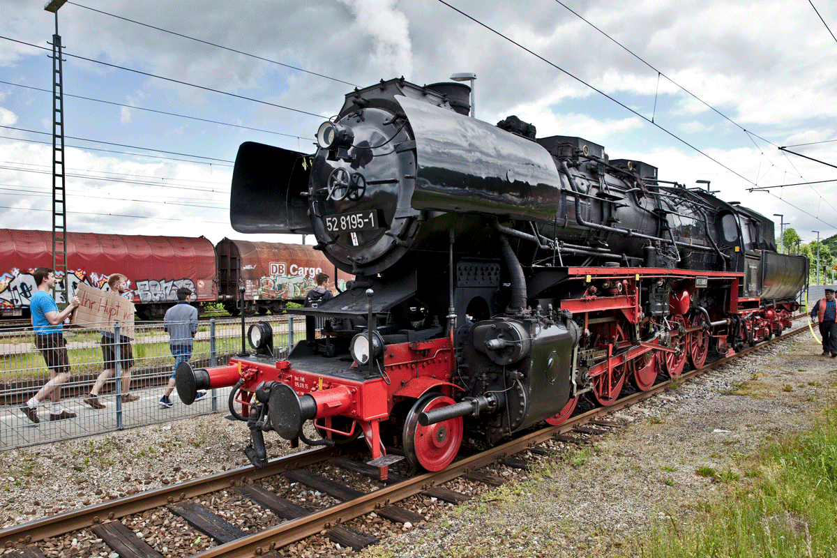 Ihr hupt wir trinken-es herrscht 
Vatertag rund um die Güterzugsdampflokomotive 52 8195-1 in Saal an der Donau / 25.5.2017