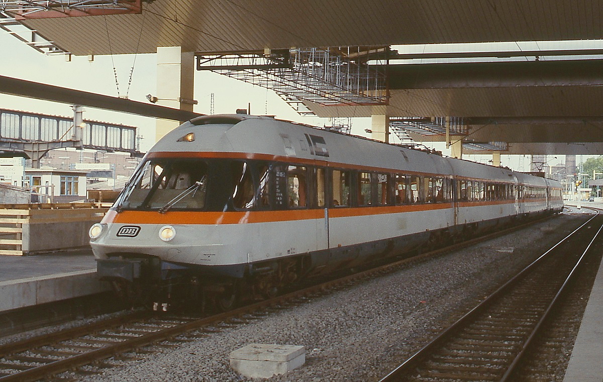 Ihrer Zeit voraus waren die drei 1973 von der DB in Dienst gestellten vierteiligen, auf allen Achsen angetriebenen Triebwagen der Baureihe 403. Zunächst wurden die nur die erste Klasse führenden Fahrzeuge im IC-Dienst eingesetzt. Mit der Einführung des Zweiklassensystems bei den IC im Jahre 1979 hatte man zunächst keine weitere Verwendung für die eleganten und auch farblich attraktiven Triebwagen, bis sie von 1982 bis 1993 als Lufthansa-Airport-Express zwischen dem Düsseldorfer und Frankfurter Flughafen eingesetzt wurden. Um 1981 trifft ein 403 als Sonderzug im Düsseldorfer Hauptbahnhof, der gerade umgebaut wird, ein. Auf den östlichen Gleisen steht schon die neue Hallenkonstruktion, links im Hintergrund sin noch Reste der alten Halle erkennbar.