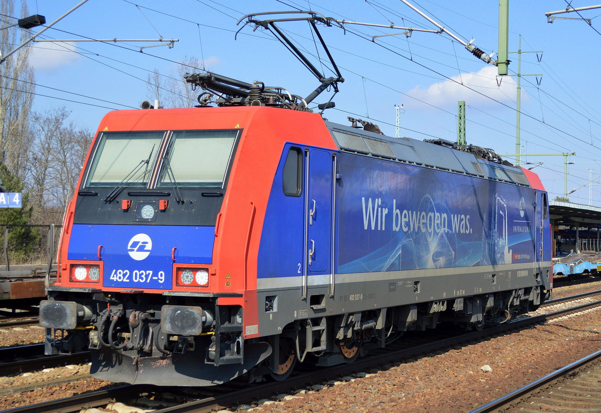 IL - InfraLeuna Infrastruktur- and Service GmbH mit Re 482 037-9  [NVR-Number: 91 85 4482 037-9 CH-SBBC] am 30.03.18 Bf. Flughafen Berlin-Schönefeld.