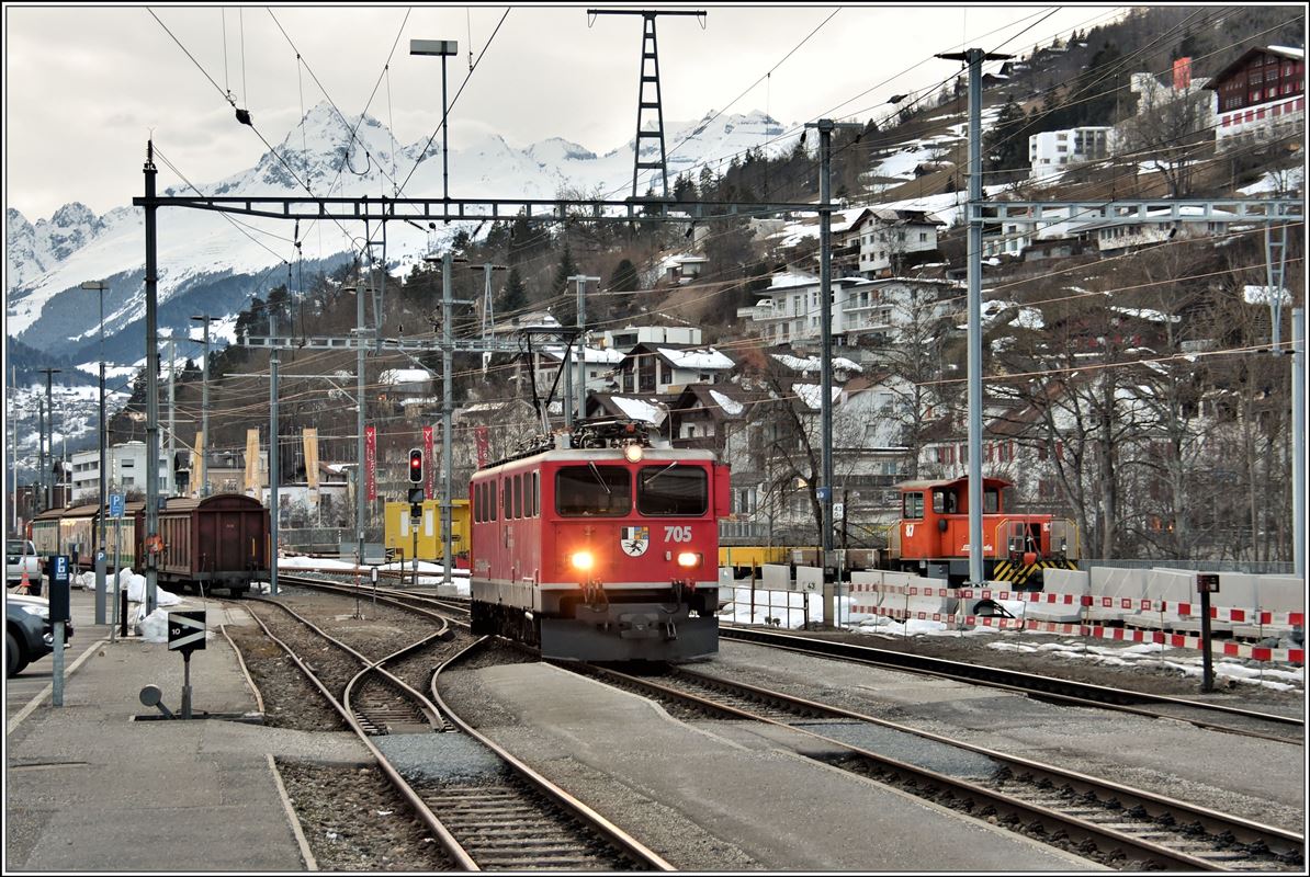 Ilanz ist ein bedeutender Güterbahnhof der RhB, vor allem für Valser Mineralwasser, Holz und Kehricht. Die Ge 6/6 II 705  Pontresina/Puntraschigna  bringt leere Wagen aus Untervaz und nimmt volle Wagen zurück.(08.03.2018)