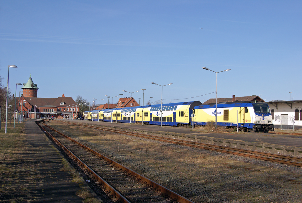 Im 1-Stunden-Takt verbinden die Doppelstockzüge der Metronom Eisenbahngesellschaft mbH täglich das Nordseeheilbad Cuxhaven mit dem Hamburger Hauptbahnhof. Am 3.03.2013 steht 246 009-5 mit einer Doppelstockgarnitur als ME 81520 nach Hamburg Hbf zur Abfahrt bereit. Im September 2013 wurden die modernisierten und erhöhten Bahnsteige eröffnet. 