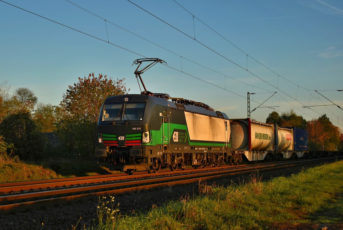 Im Abendlicht des späteren Samstagabend kommt die ELL 193 278 mit einem Kastelzug aus Weißenberg kommend bei Kaarst Broicherseite. 3.11.2018