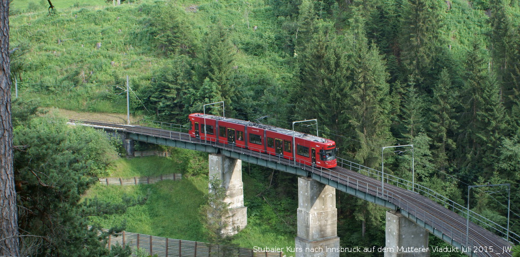 Im Abendlicht quert ein Stubaier Kurs den Mutterer Viadukt talwärts (also nach Innsbruck) Anfang Juli 2015 kHds