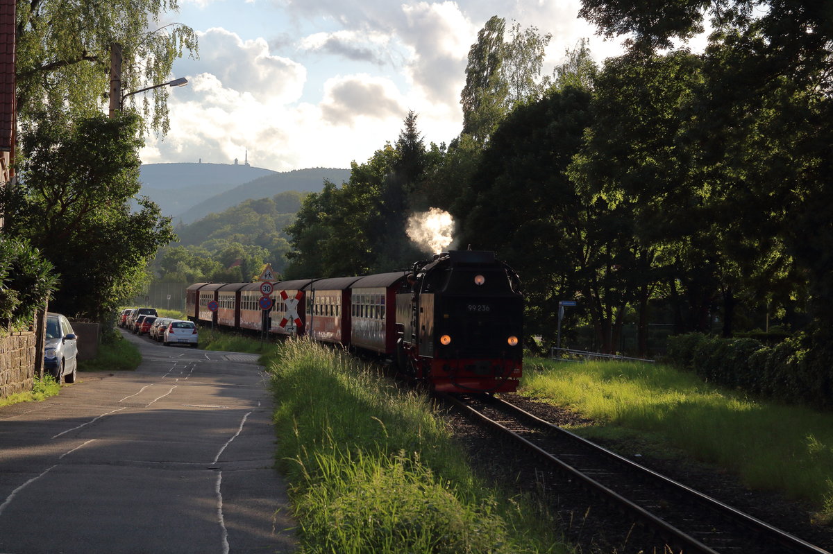 Im Abendlicht rollt 99 236 mit ihrem P8936 (Brocken - Wernigerode) durch Hasserode.

Wernigerode Hasserode, 03. August 2017