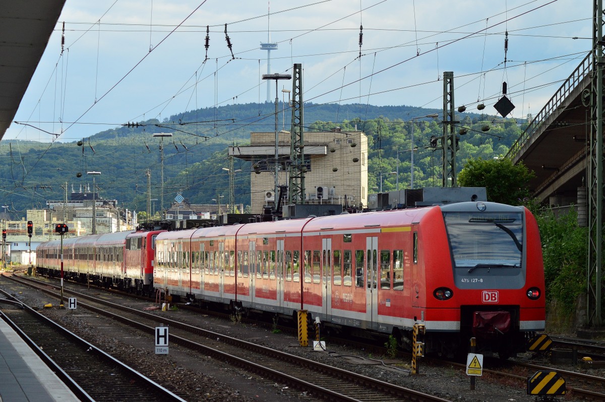Im Abstellgleis im Koblenzer Hbf stehen der Treibwagen 425 127-8 und die 111 121 mit einem N-Wagenzug. 15.6.2014