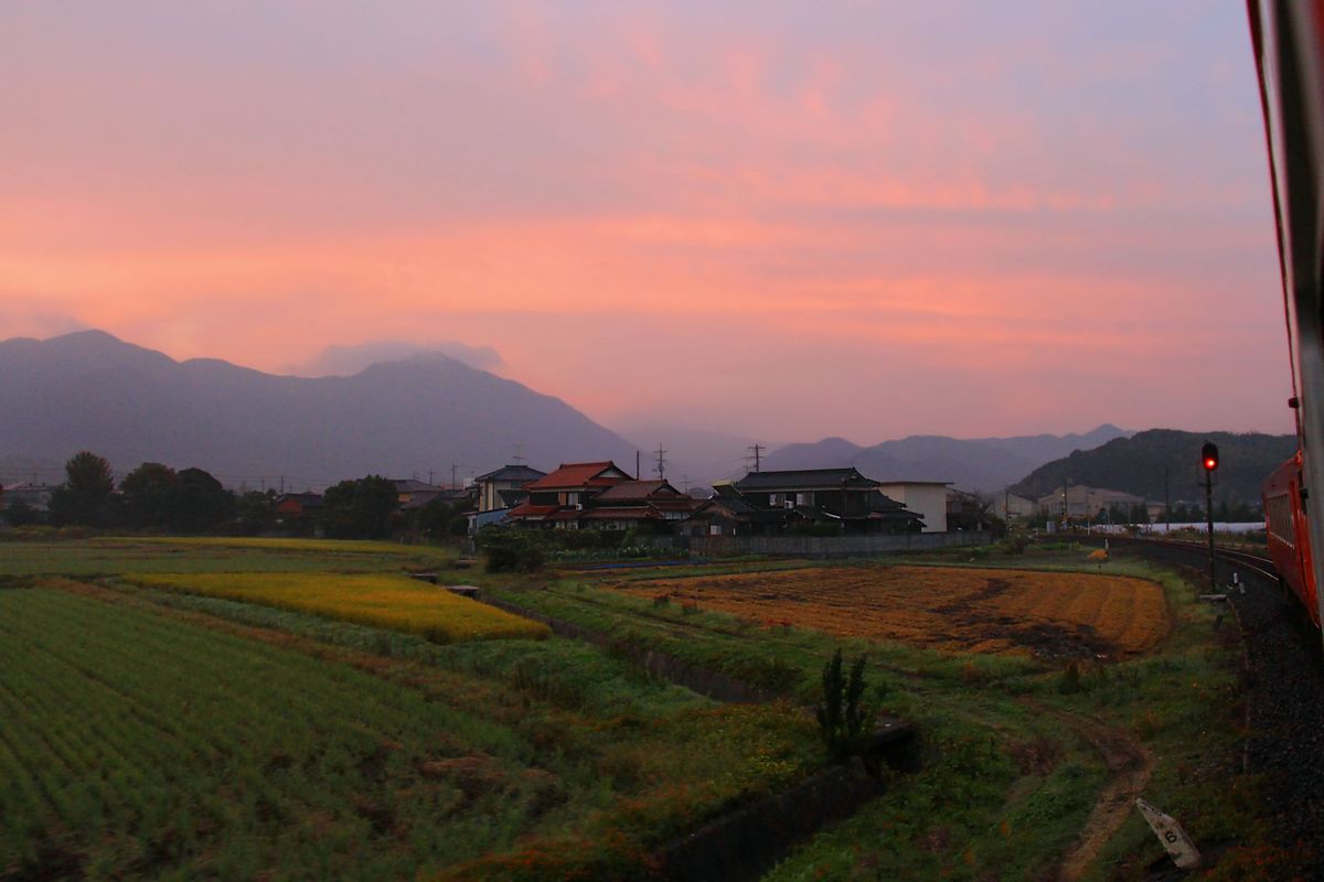 Im äussersten Westen der japanischen Hauptinsel Honshû: Am allerwestlichen Punkt auf Honshû bei Kuroimura im Morgenrot. Der Zug besteht aus zwei KIHA 40 (2075 und 2005), 9. Oktober 2015. 