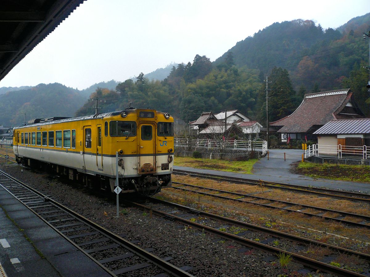 Im äussersten Westen der japanischen Hauptinsel Honshû: Der Einzeltriebwagen KIHA 40 2071 in Tsuwano an der Yamaguchi-Linie hinüber ans Japanische Meer. 3.Dezember 2010 