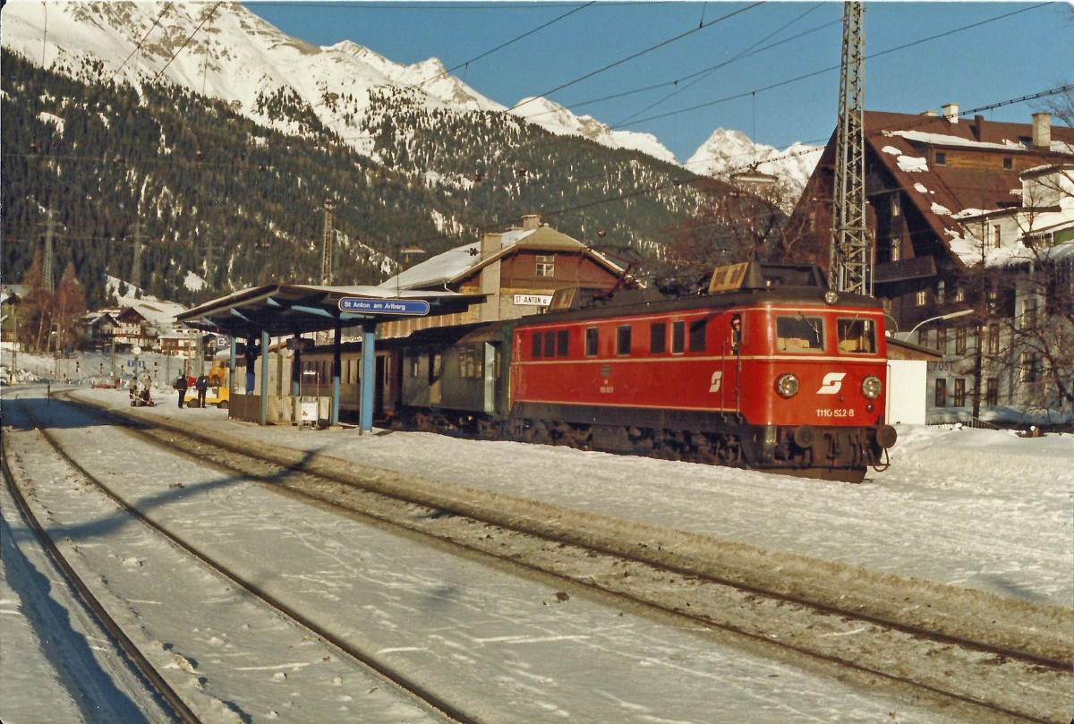 Im alten Bhf.St.Anton/A. wartet 1110.522 mit R-5516 im Februar 1988 auf die Abfahrt nach Bludenz.