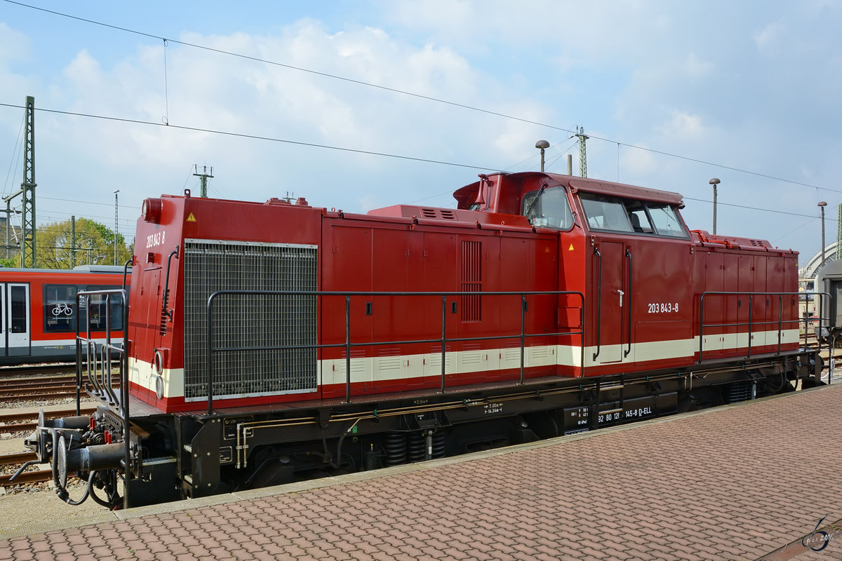 Im April 2014 war die Diesellokomotive 203 843 8 als Blickfang am Dresdner Hauptbahnhof abgestellt.