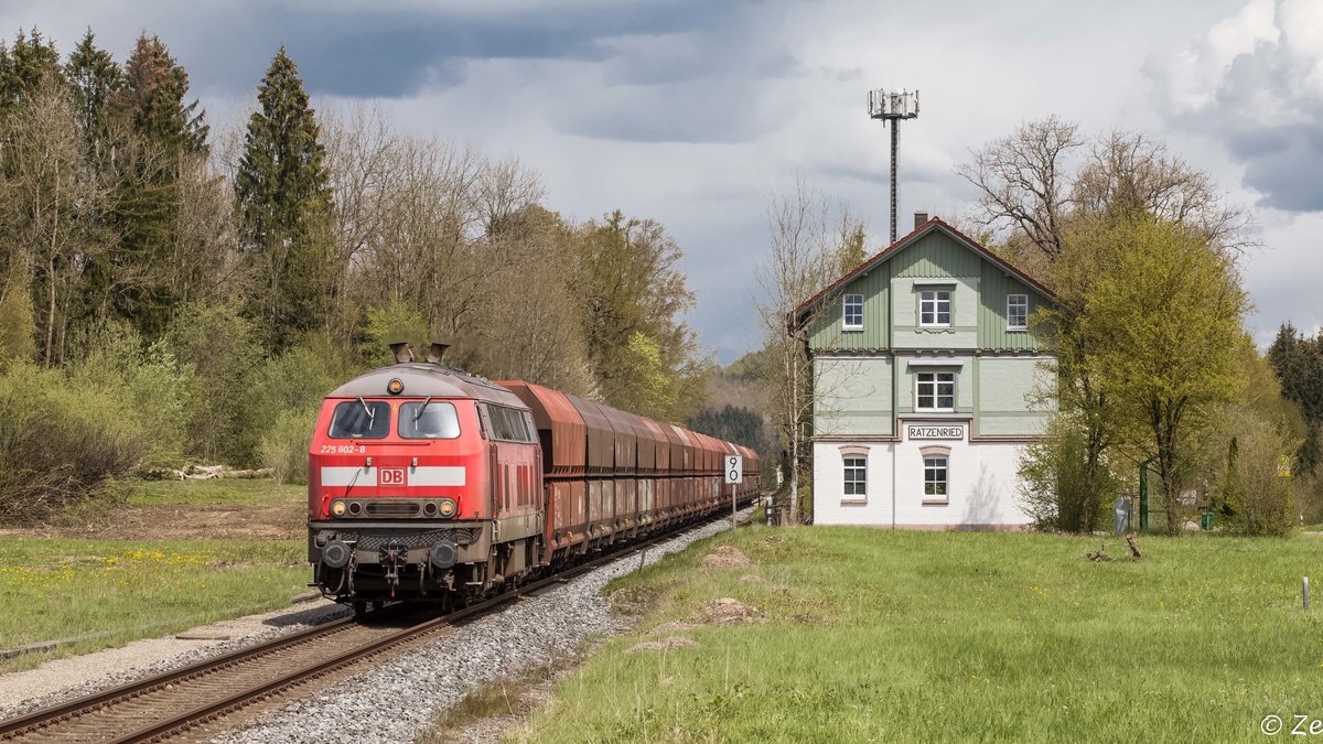 Im April 2016 wurde der Kieszug Roßberg - Kressbronn über Kißllegg umgeleitet, auf Grund der niedrigeren Streckenklasse wurde 225 802-8 eingesetzt, hier bei der Vorbeifahrt am ehemaligen EG Ratzenried. Die Ortschaft Ratzenried liegt einige Kilometer von der Bahnlinie entfernt.