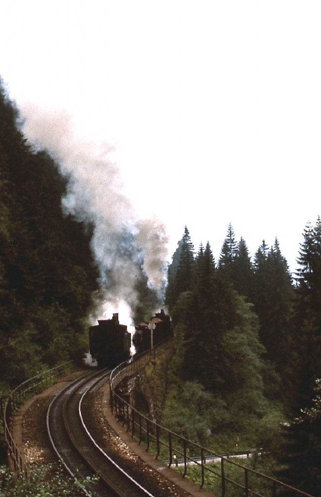 Im August 1975 befördern zwei Lokomotiven der Reihe 97 einen Erzhalbzug vom Bahnhof Erzberg zum Bahnhof Präbichl