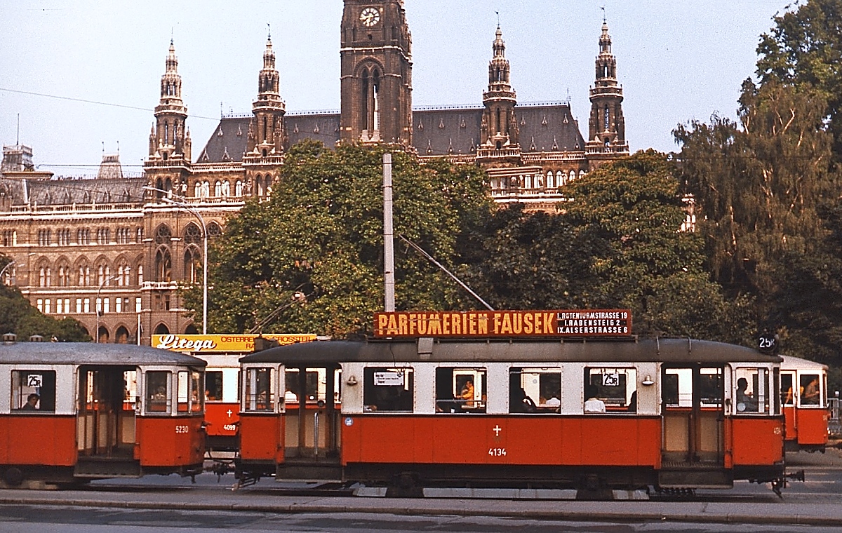 Im August 1975 wartet M 4134 als Linie 25 an der Haltestelle Rathausplatz/Burgtheater auf Fahrgäste. Zumindest im  Berufsverkehr waren die schönen Triebwagen damals noch unersetzlich.
