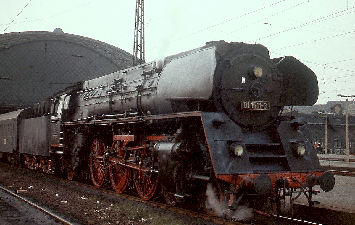 Im August 1977 ist die 01 1511-3 in Dresden-Neustadt eingetroffen. Damals wurden noch einige Züge, darunter auch internationale Schnellzüge wie der Pannonia, zwischen Berlin und Dresden mit der Baureihe 01 bespannt. Mit dem Fahrplanwechsel im September 1977 endete der Dampfbetrieb auf dieser Magistrale.