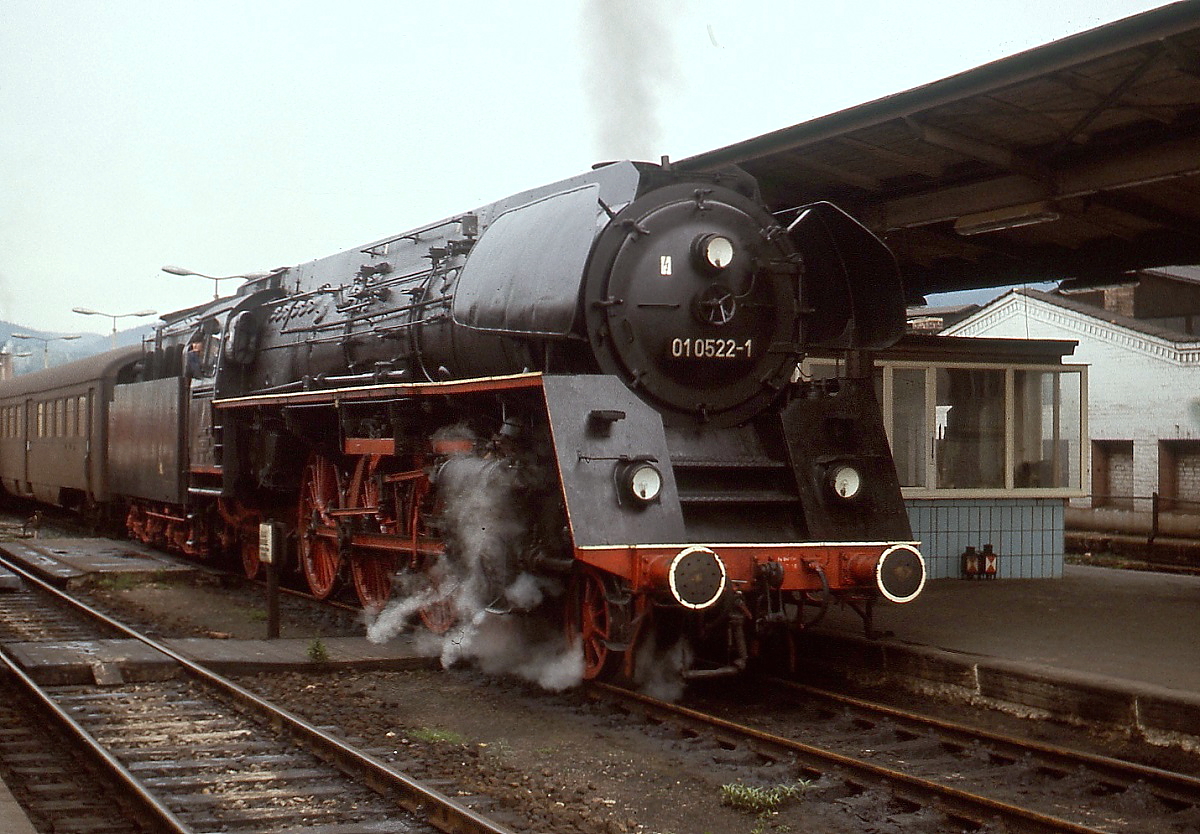 Im August 1977 verlässt 01 0522-1 den Bahnhof Saalfeld