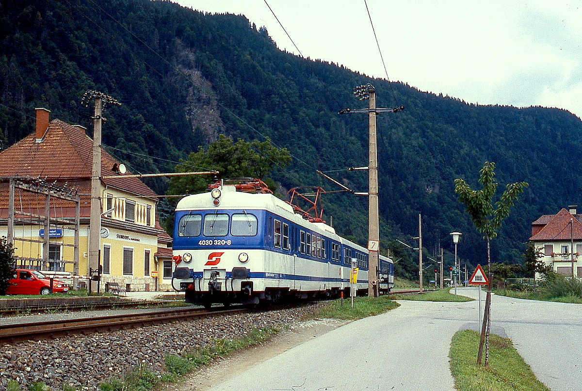 Im August 1996 fährt 4030 320-8 aus dem Bahnhof Steindorf am Ossiachersee aus