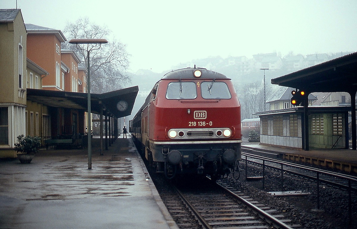 Im Bahnhof Arnsberg wartet 218 136-0 Mitte Februar 1980 auf die Weiterfahrt in Richtung Kassel