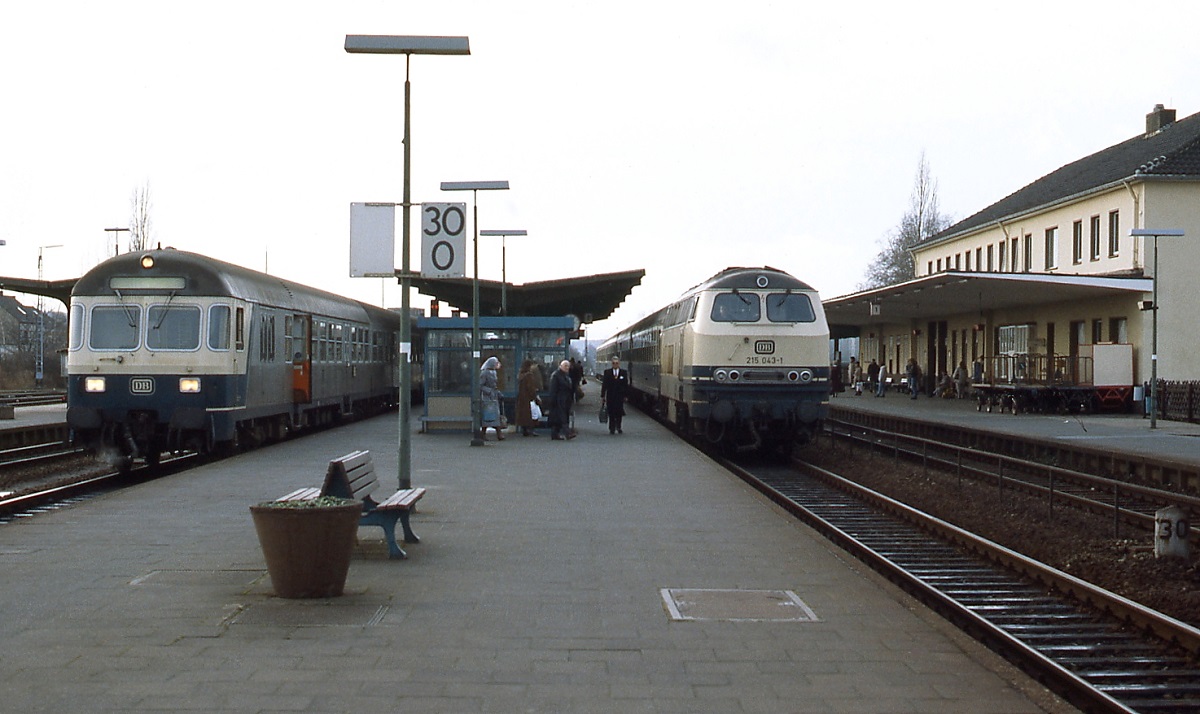Im Bahnhof Euskirchen treffen sich Ende der 1980er Jahre 215 043-1 auf dem Weg nach Trier und ein Wendezug nach Köln