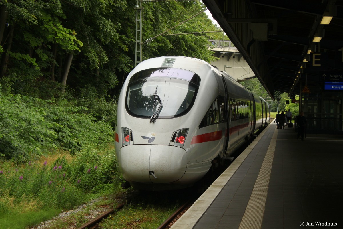 Im Bahnhof von Flensburg steht am 13.07.2015 ein ICE-TD abfahrbereit nach Hamburg Hbf.