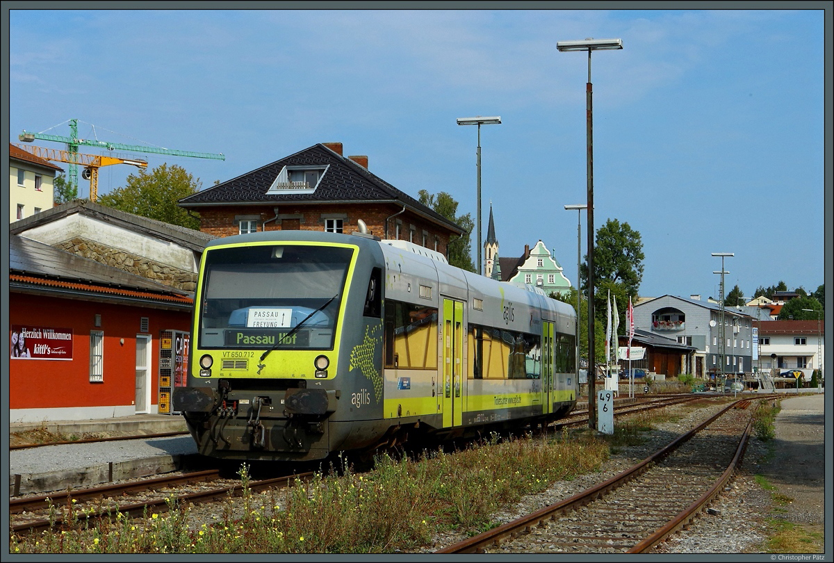Im Bahnhof Freyung wartet VT 650 712 der Agilis Verkehrsgesellschaft auf die Rückfahrt nach Passau. (09.09.2017)