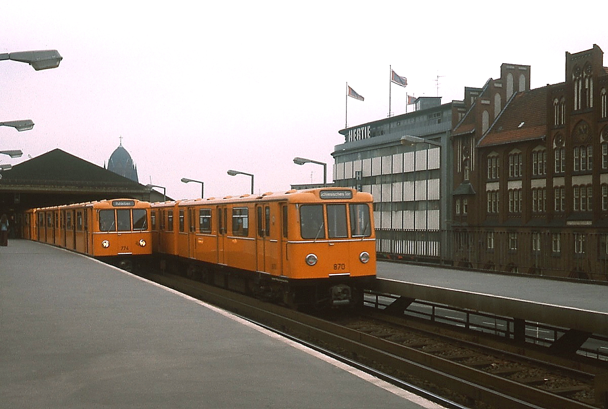 Im Bahnhof Hallesches Tor begegnen sich im Januar 1981 zwei Züge der U-Bahn-Linie 1, die damals zwischen Ruhleben und Schlesischem Tor verkehrte, links Tw 774 (A3L 71), rechts Tw 870 (A3L 67)