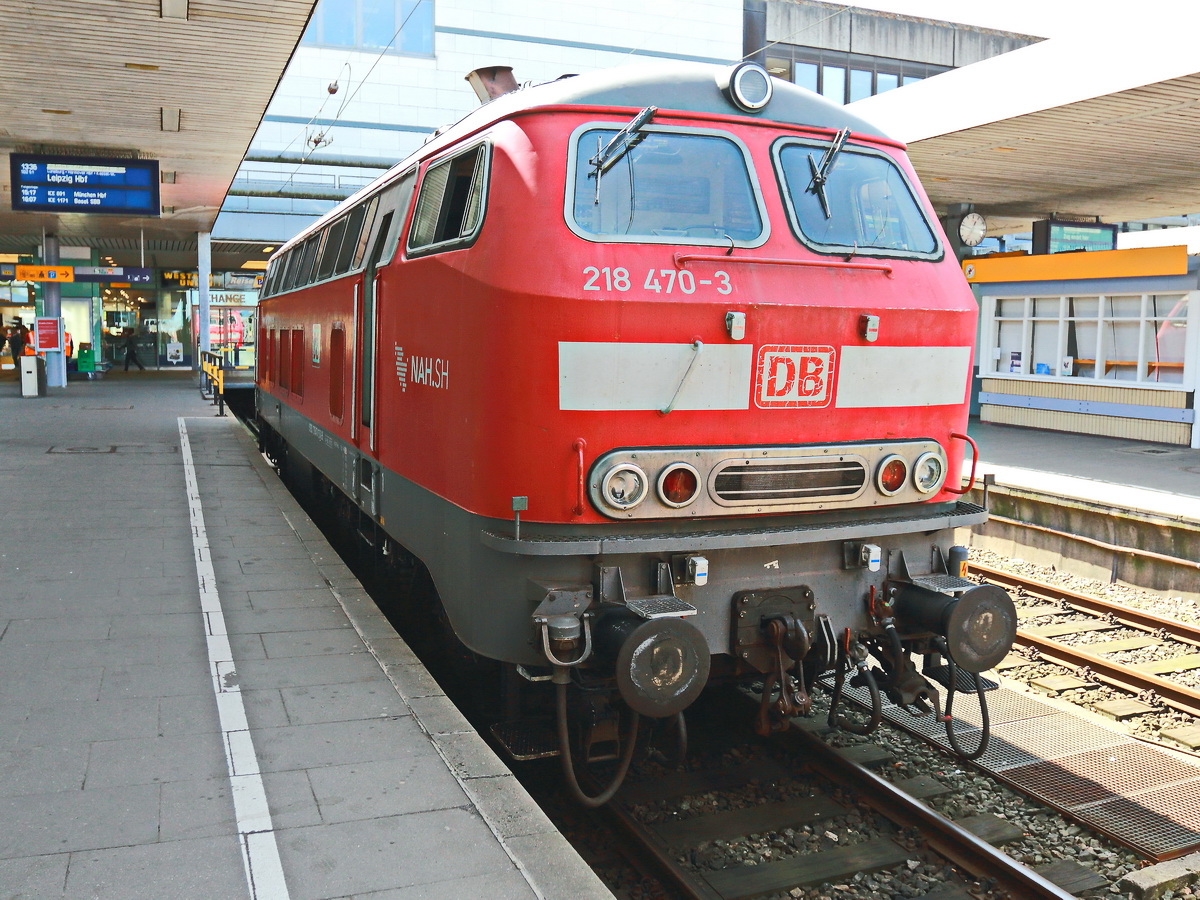 Im Bahnhof Hamburg Altona steht am 22. April 2018 nach Trennung vom AKE Reisezug 218 470-3. 