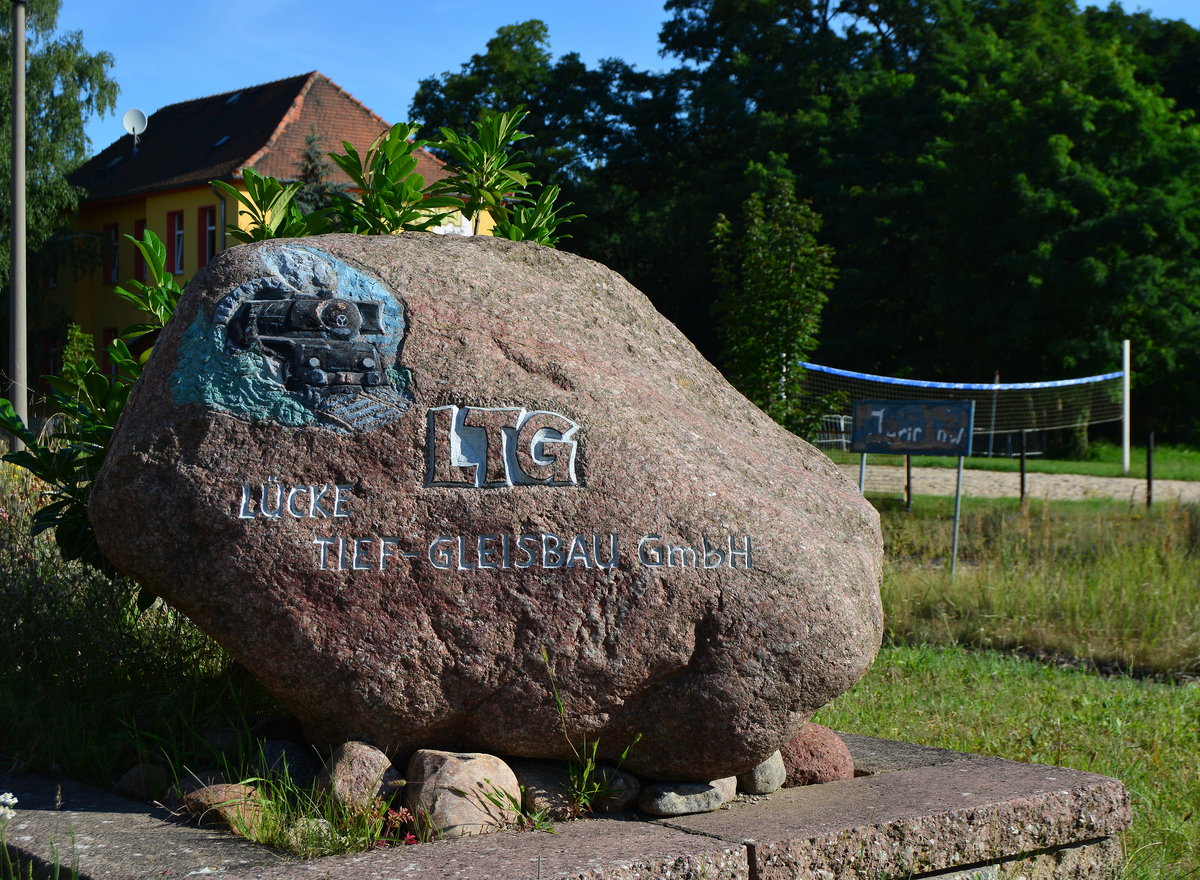 Im Bahnhof Jerichow ist mittlerweile eine Gleisbau Firma eingezogen. Leider ohne Gleisanschluss.

Jerichow 31.07.2017