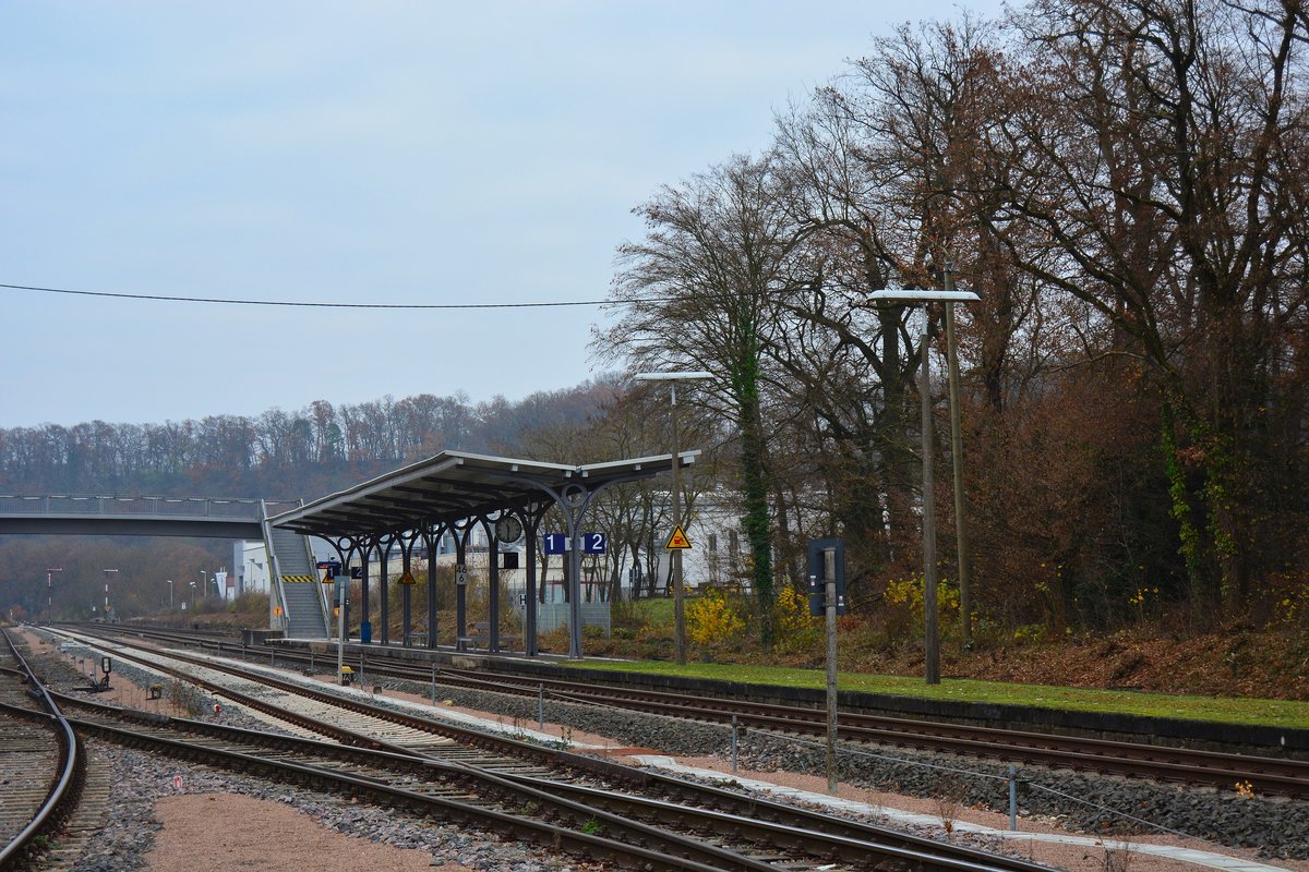 Im Bahnhof Kerkerbach geht alles ruhig zu. Hier läuft noch alles mechanisch ab und die Fahrgastzahlen sind auch übersichtlich.

Kerkerbach 26.11.2016