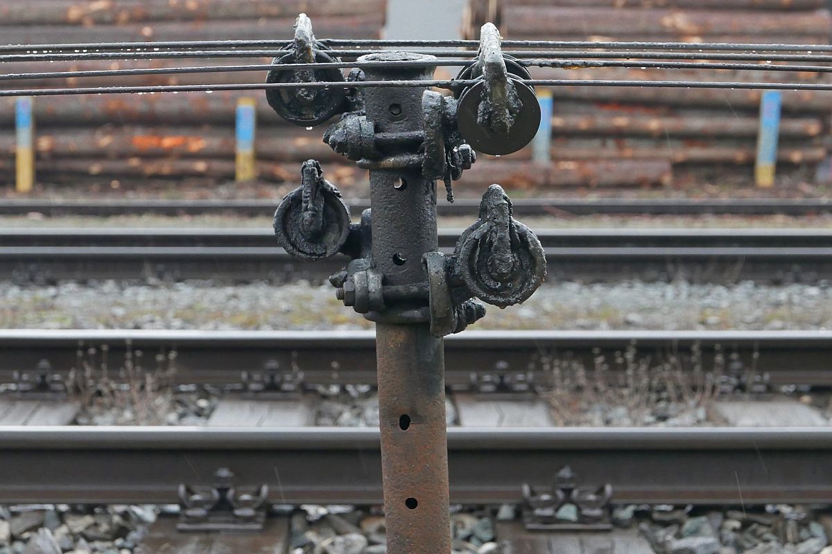 Im Bahnhof von Nendeln werden die Weichen noch mechanisch gestellt. Am 26.03.2018 erfolgte die Detailaufnahme von vier Seilzügen und einer von mehreren entlang des Gleises stehenden Führungen.