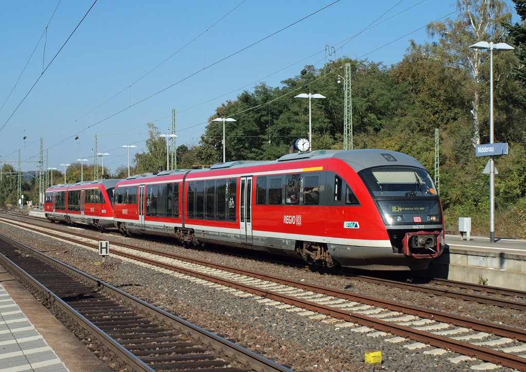 Im Bahnhof Nidderau, ehemals Heldenbergen-Windecken, kommt am 04.10.2014 der 642 517 aus Bad Vilbel zur Weiterfahrt nach Frankfurt/Main Hbf als RB34 an. Der kleine Bahnhof hat als Kreuzungspunkt der Niddertalbahn mit der Bahnstrecke Friedberg - Hanau immer noch seine Bedeutung als Umsteigepunkt.