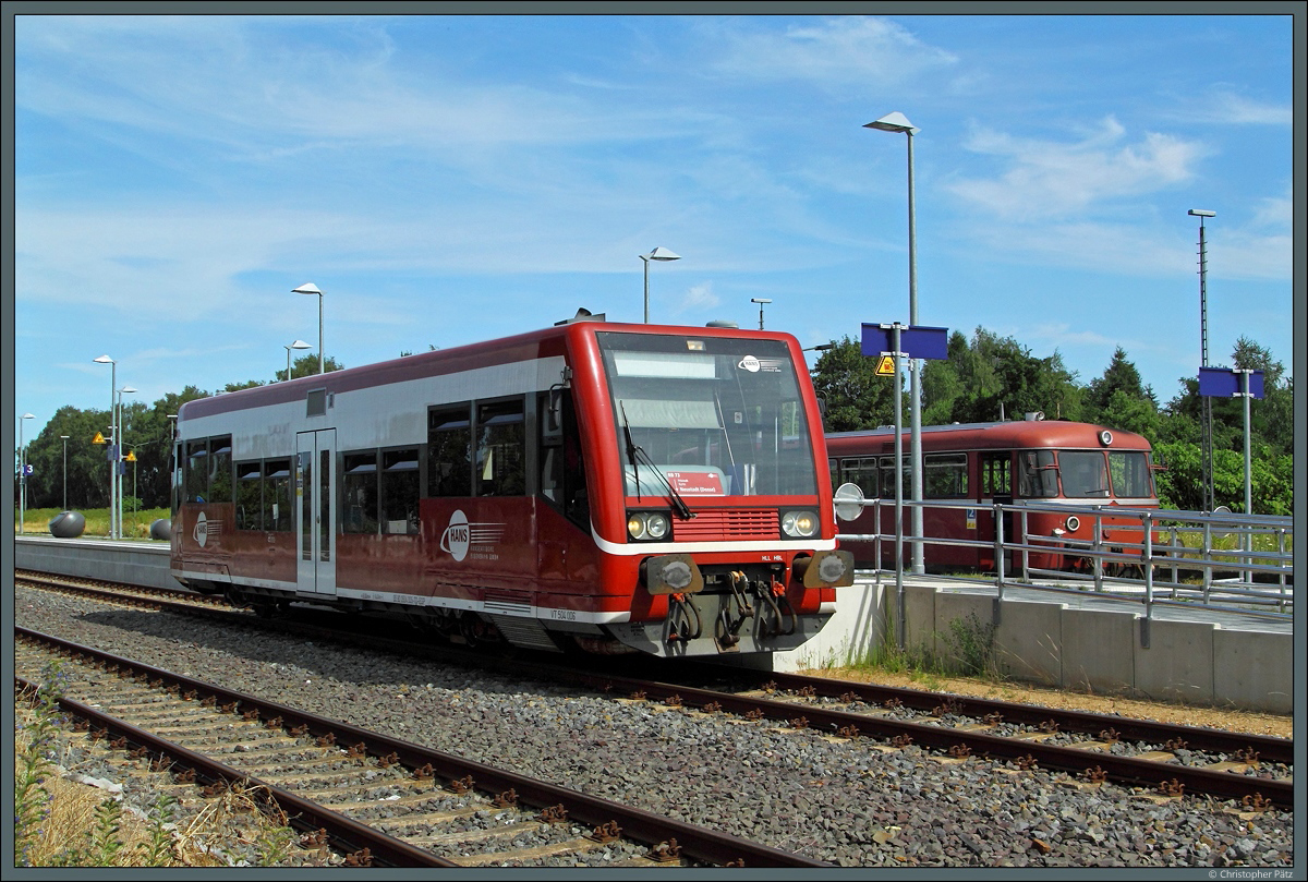 Im Bahnhof Pritzwalk treffen sich am 22.07.2016 VT 504 006 und 798 610. Der LVT-S kommt auf der Strecke nach Neustadt (Dosse) zum Einsatz, der Uerdinger Schienenbus pendelt an diesem Tag zwischen Pritzwalk und Meyenburg.