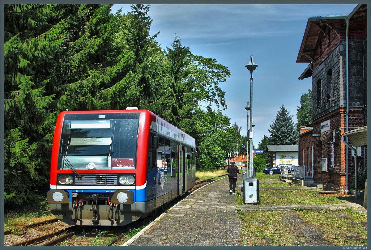 Im Bahnhof Putlitz wartet am 22.07.2016 VT 504 002 als Zug 62067 auf die Rückfahrt nach Pritzwalk. Zum 29.07.2016 endet der Verkehr auf der letzten regelspurigen Kleinbahn der Prignitz.