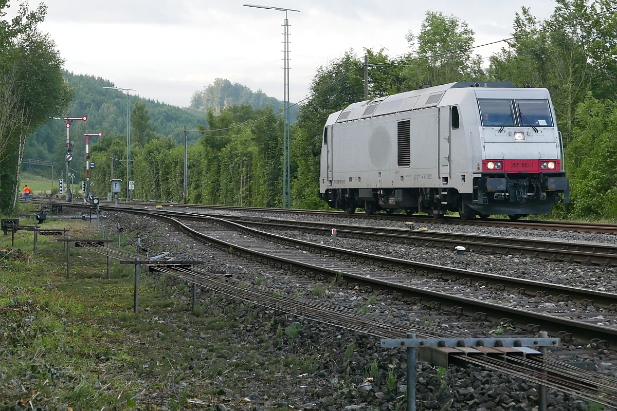 Im Bahnhof Roßberg umfährt 285 106-1 die Wagen des 'Roßberger Kieszuges', um diese anschließend in das Ladegleis schieben zu können (13.07.2017).