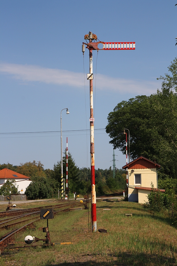 Im Bahnhof Suchdol nad Luznice steht dieses noch im Betrieb befindliche altösterreichische Formsignal. Bild vom 04.August 2018.