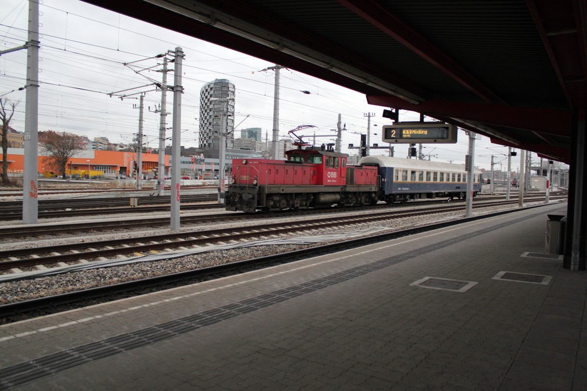 Im Bahnhof Wien Matzleinsdorferplatz war Ende November 2011 eine Lok der Reihe BR 1063 beim Verschub eines  BB Erlebniszug -waggons zu sehen.