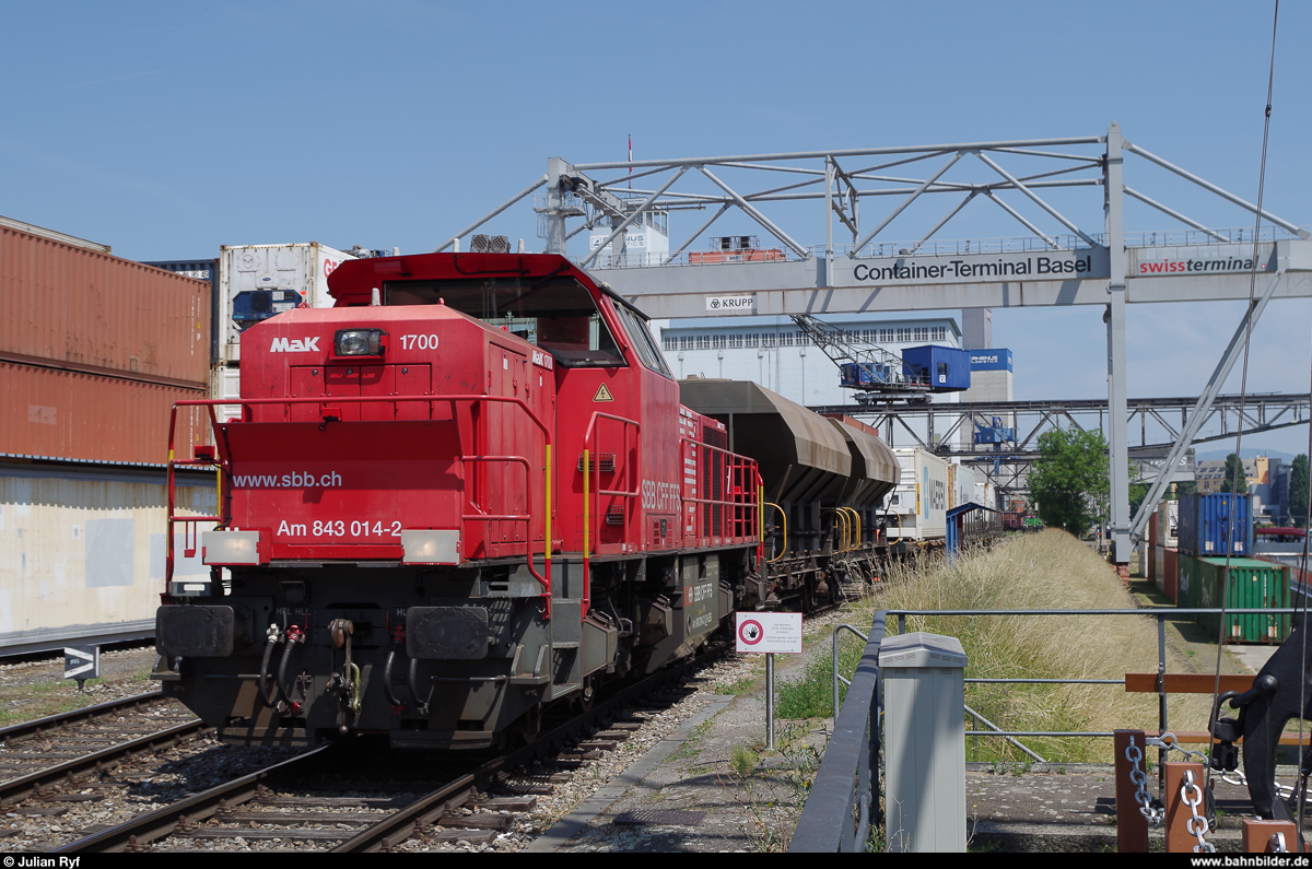 Im Basler Rheinhafen ist immer etwas los. Hier rangiert am 26. Juni 2014 die SBB Am 843 014 ein paar Güterwagen am Hafenbecken 1.