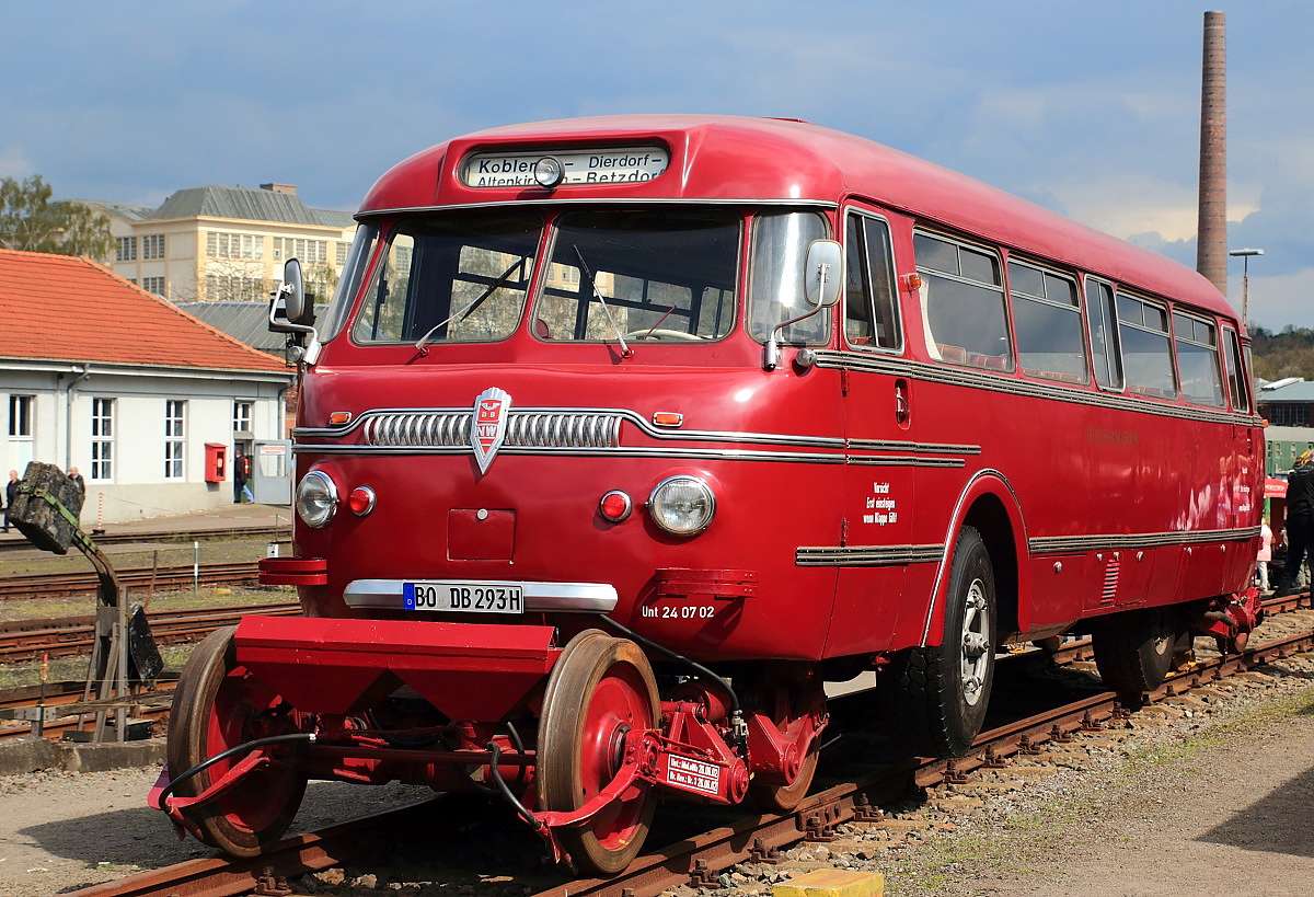 Im besten Fotolicht präsentierte sich der Schienen-Straßen-Bus am 16.04.2016 im Eisenbahnmuseum Bochum-Dahlhausen