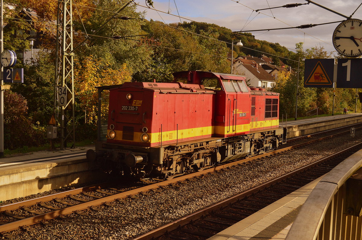 Im besten Streiflicht ist 202 330-7 von EBM bei der Durchfahrt in Neckargerach zu sehen. 15.10.2016