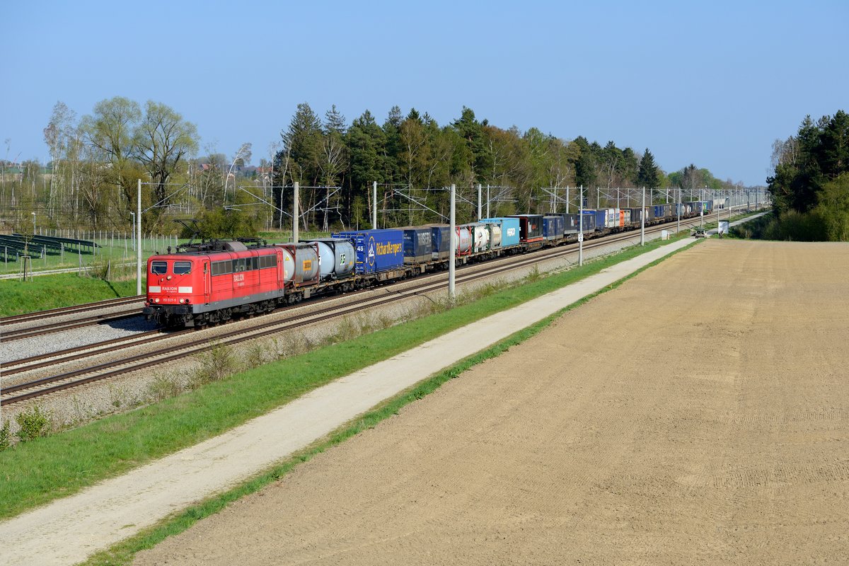 Im  Beton-Spargel-Wald  bei Haspelmoor an der KBS 980 entstand am 24. April 2015 diese Aufnahme von der 151 037 mit dem KT 40558 von Verona Q. E. nach Rotterdam Waalhaven.