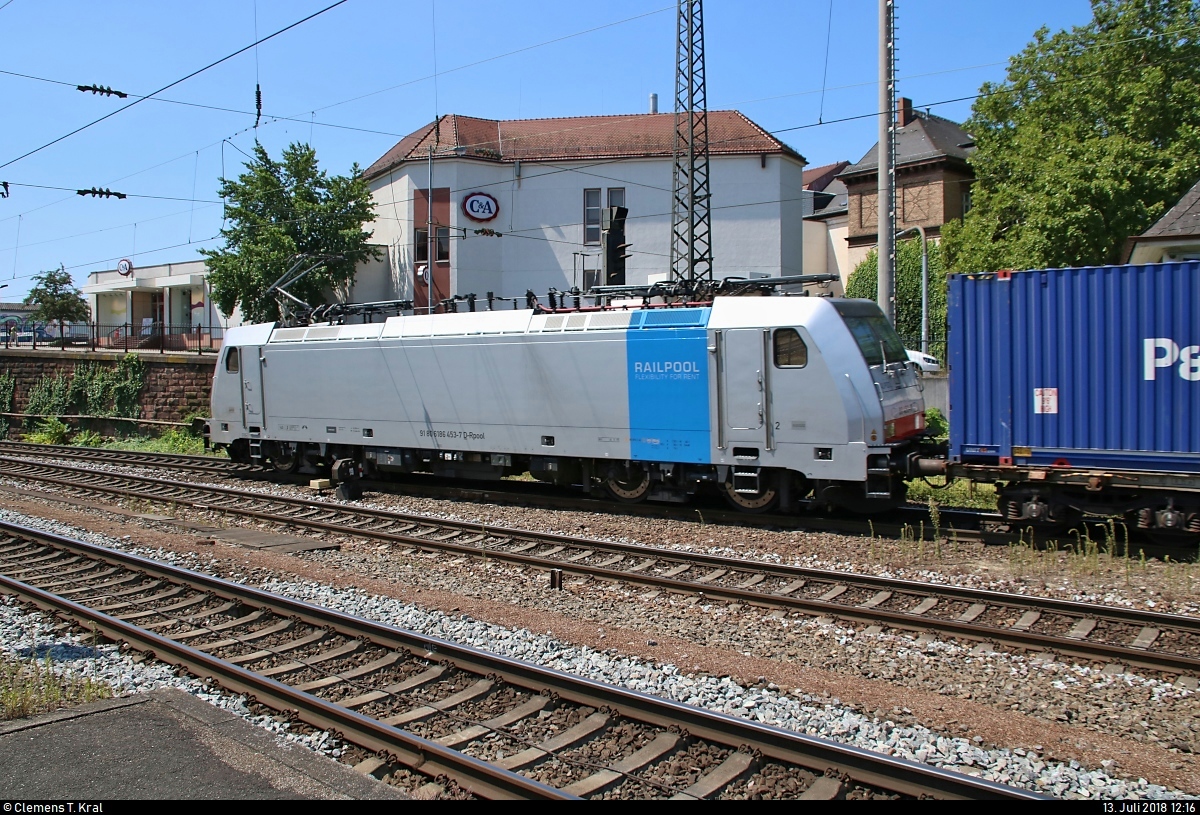 Im Blockabstand folgt ein Containerzug mit 186 453-7 Railpool, vermietet an Lineas, der den Bahnhof Offenburg auf Gleis 1 in südlicher Richtung durchfährt.
[13.7.2018 | 12:16 Uhr]