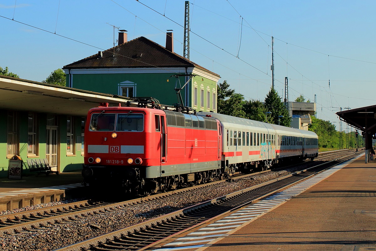 Im Blockabstand zur im vorherigen Bild gezeigten 151 124-5 durchfährt die 181 218-9 mit dem PbZ 2482 am 07.08.2015 den Bahnhof Müllheim/Baden, leider eine halbe Stunde vor Plan bei nicht ganz optimalen Sonnenstand. Allerdings ist es heute schon eine Seltenheit, zwei klassische Epoche 4-Lokomotiven innerhalb von weniger als fünf Minuten aufnehmen zu können. Bei ca. 38 Grad Celsius hat der Lokführer die Klimaanlage eingeschaltet - oder besser gesagt die Führerstandstür geöffnet.