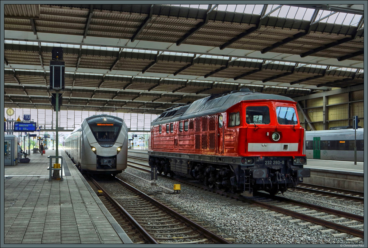 Im Chemnitzer Hauptbahnhof trifft 232 280-8 der DB Cargo auf 1440 205 der MRB. (29.07.2017)