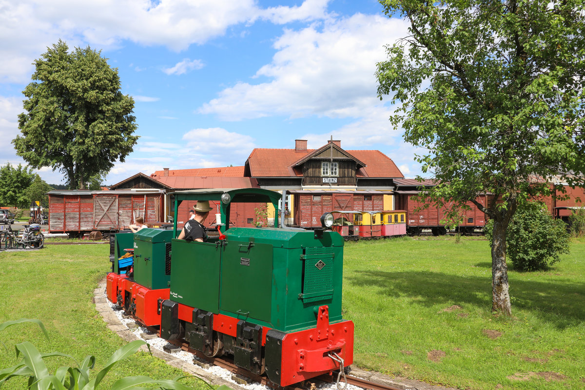 Im Doppelpack rattern 2 Feldbahnlokomotiven an diesem wunderbaren 23. Juni 2018 über das Feldbahngelände nächst dem Bahnhof Stainz. 
