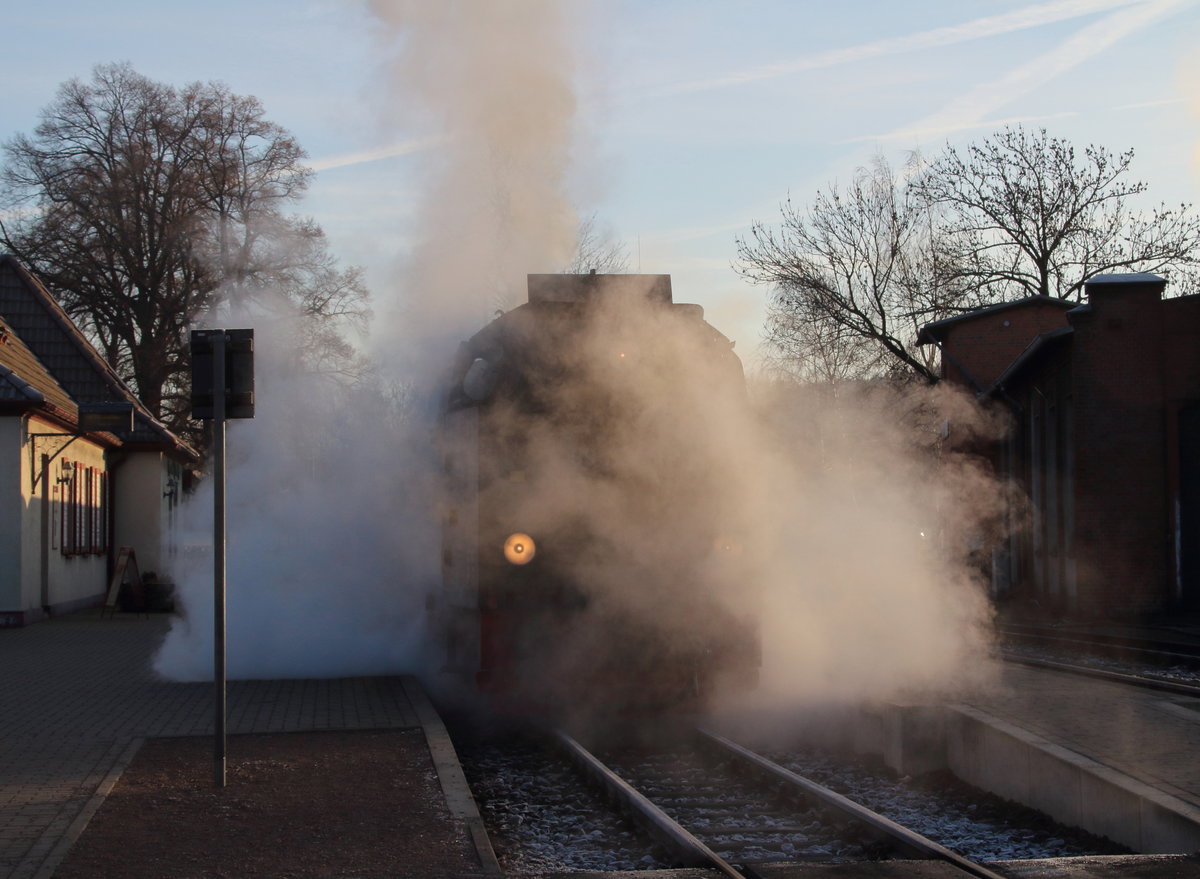 Im eigenen Dampf versteckt steht 99 7234-1 mit dem P8960 (Harzgerode - Quedlinburg) und wartet auf die Abfahrt.

Gernrode, 17. Dezember 2016 