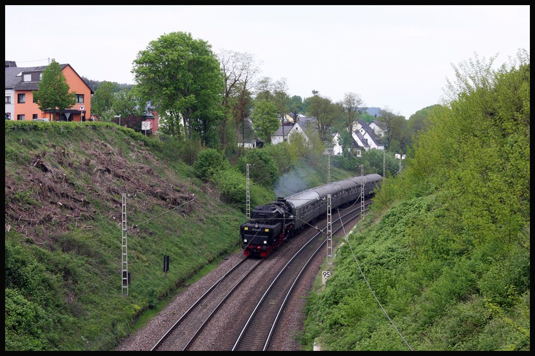 Im Einschnitt bei Föhren kommt hier 521360 mit ihrem Sonderzug nach Trier am 29.4.2018 um 16.18 Uhr um die Kurve.