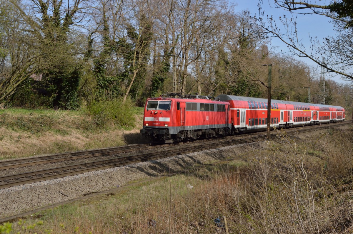 Im Einschnitt zwischen Mönchengladbach Hbf und Rheydt Hbf ist hier die 111 151-7 als RE4 nach Aachen zu sehen. 12.4.2015