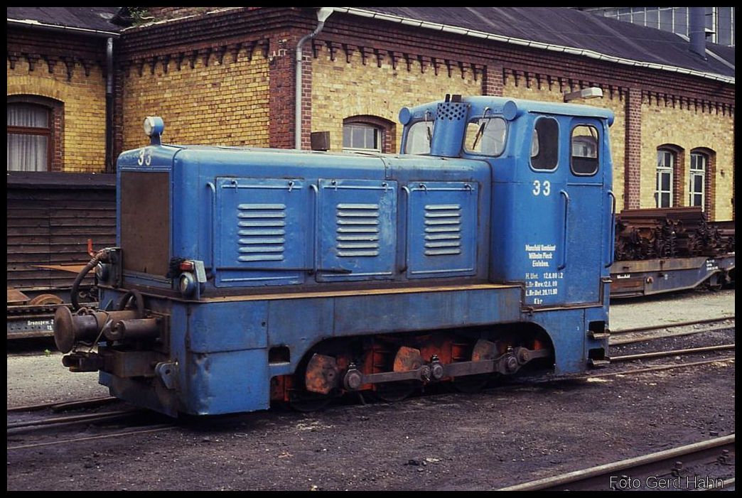 Im Freigelände des schmalspurigen Teils des Bahnhof Klostermansfeld stand am 22.6.1991 die ehemalige Diesellok 33 des Mansfeld Kombinats.