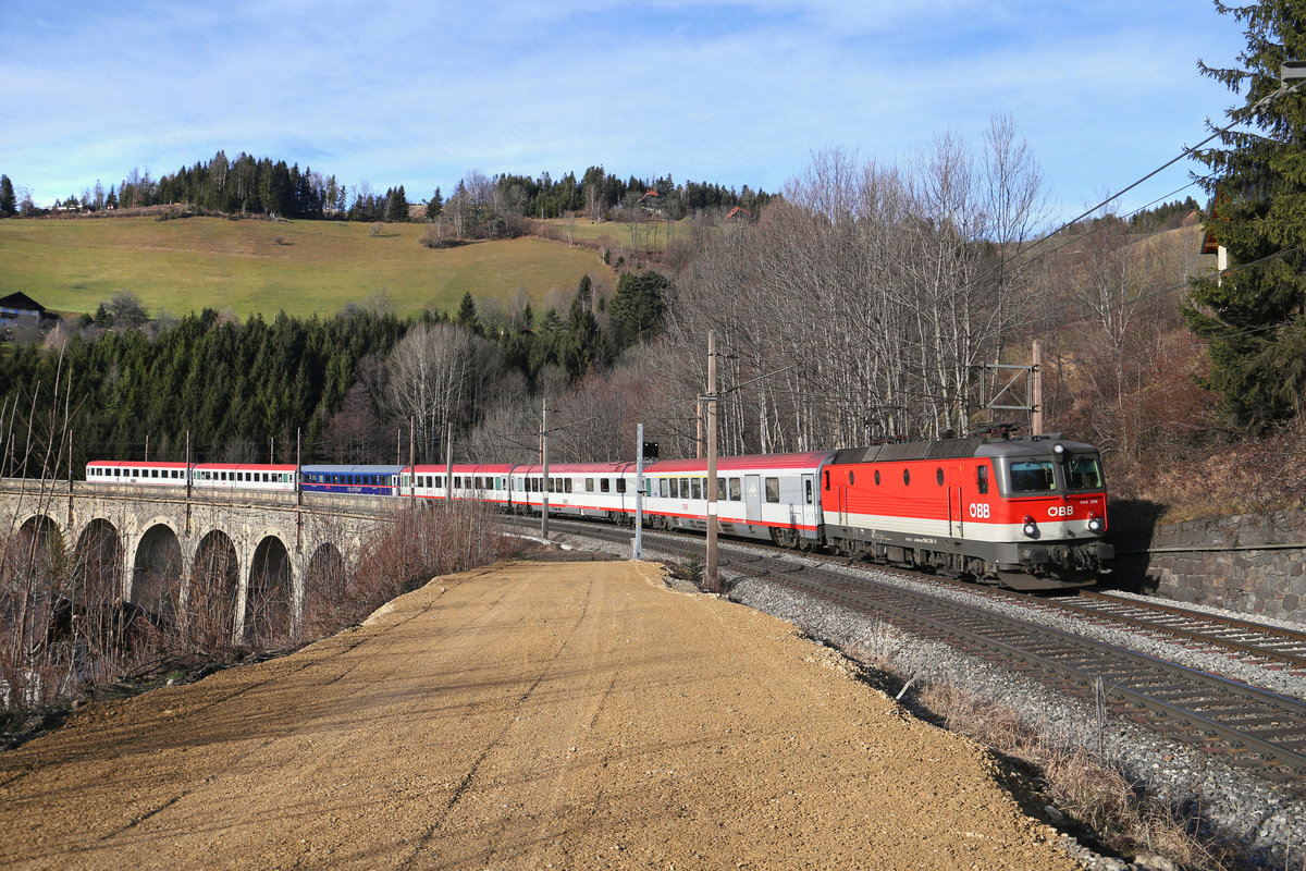 Im frisch ausgeschnittenen Streckenabschnitt hinter Klamm/Sch.,hat man jetzt auch die Möglichkeit,den 142m langen Wagnergraben-Viadukt mit aufs Bild zu bekommen,wie hier mit dem EC-158 und der 1144.206 als Zuglok am 6.1.18
