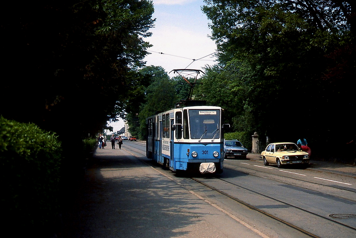 Im Frühjahr 1993 ist der KT4D 301 der Gothaer Straßenbahn als Linie 4 unterwegs zum Bahnhof