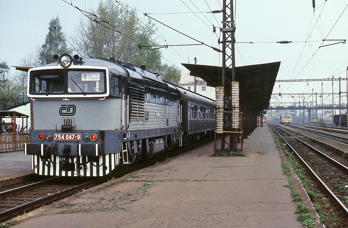 Im Frühjahr 1998 steht 754 047-9 abfahrbereit vor einem Zug nach Chomutov im Bahnhof Karlovy Vary/Karlsbad