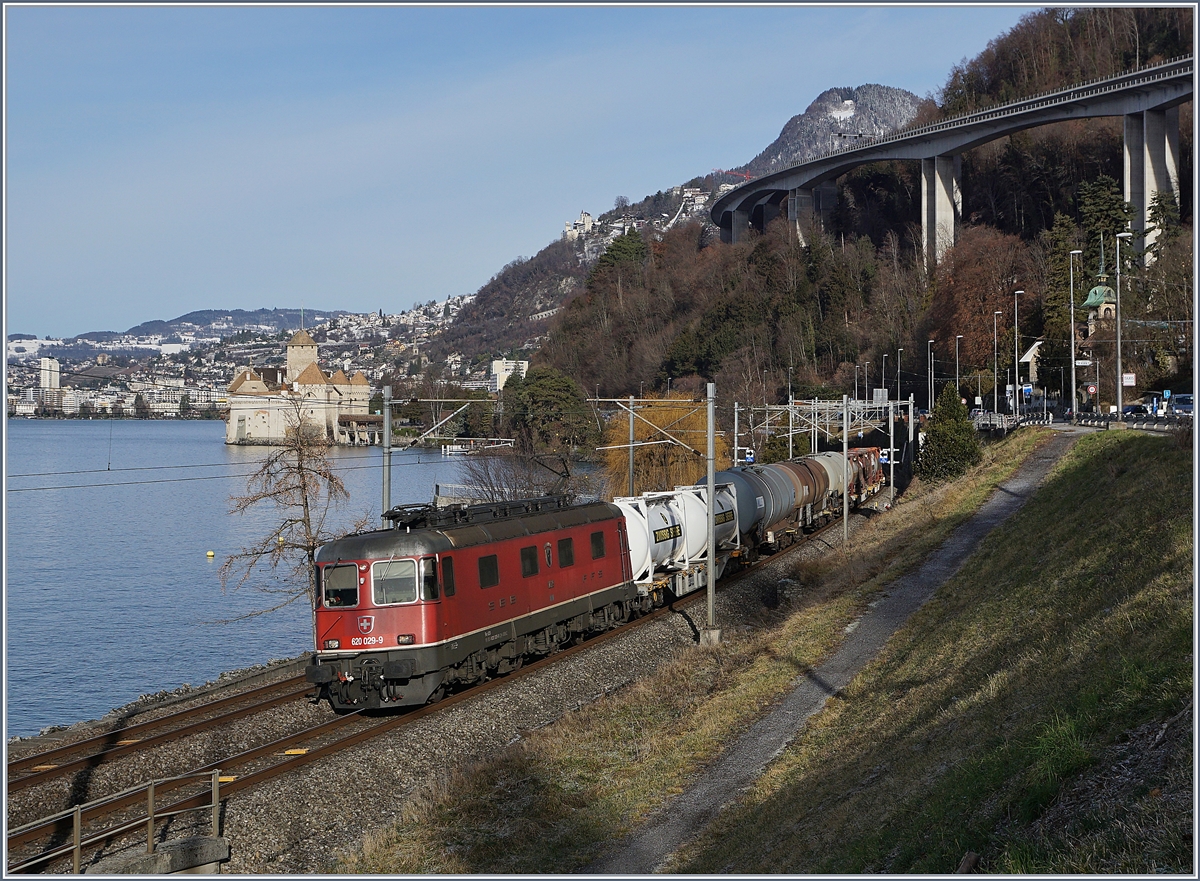 Im Gegensatz zu den Bildern bei der MOB am Mittag, schien am späteren Vormittag beim Château de Chillon noch die Sonne, so dass sich die SBB Re 620 029-9 mit ihrem kurzen Güterzug im milden Licht und langen Winterschatten kurz vor Villeneuve zeigt.
29. Dez. 2017